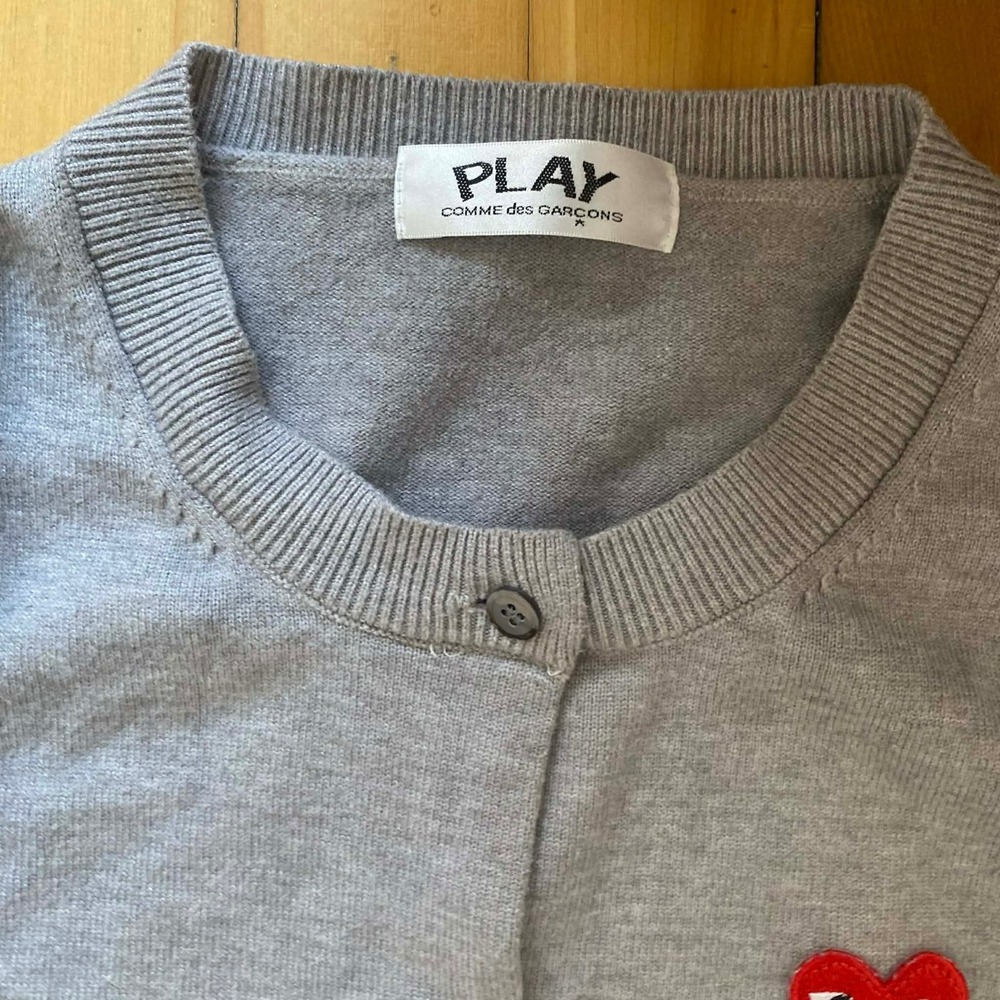 Comme des Garcons PLAY Cardigan Grey Red Heart Logo Button Up Size Medium - Picture 5 of 5